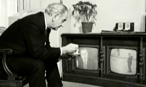 图 7:林登·约翰逊总统在白宫观看直播。来源